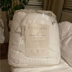 Queen/Full.All Season Weight Premium Down Alternative Comforter by Casaluna
